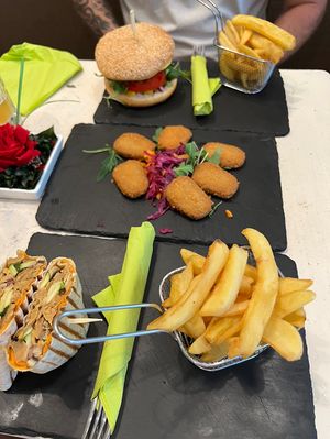 BEYOND BURGER, NUGGETS & CHICKEN CURRY WRAP  at Veggiezz - Am Salzgriess in Vienna