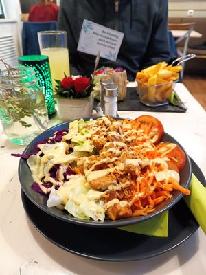 Chicken Bowl at Veggiezz - Am Salzgriess in Vienna