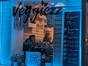 Window with menu at Veggiezz - Am Salzgriess in Vienna
