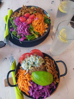 Gyros-Bowl und gemischter Salat mit Seitan-Gyros at Veggiezz - Am Salzgriess in Vienna