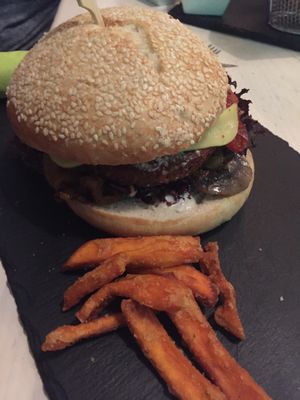 Hambúrguer de seitan at Veggiezz - Am Salzgriess in Vienna