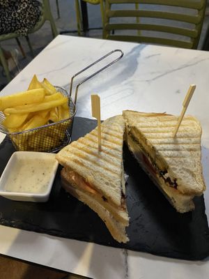 Club Sandwich and Fries  at Veggiezz - Am Salzgriess in Vienna