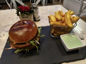Burger, Pommes und Wasabi-Mayo für 15 Euro at Veggiezz - Am Salzgriess in Vienna