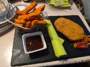 Snitzel with sweet potato fries and bbq sauce at Veggiezz - Am Salzgriess in Vienna