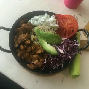 Quinoa Gyros Bowl mit Tzatziki  at Veggiezz - Am Salzgriess in Vienna