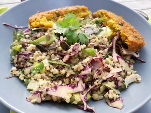 Quinoa Salat mit Grünkernbratling  at Veggiezz - Am Salzgriess in Vienna