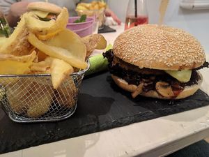 smoky burger at Veggiezz - Am Salzgriess in Vienna