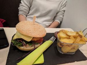 cheeseburger with extra avocado at Veggiezz - Am Salzgriess in Vienna