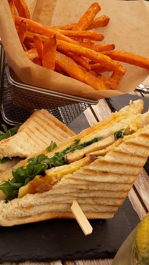 Sandwich with sweet potato fries at Veggiezz - Am Salzgriess in Vienna