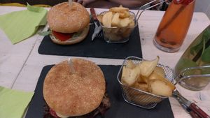 Seitan hamburgers with chips at Veggiezz - Am Salzgriess in Vienna