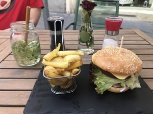 Homemade lemonade, burger and potato fries at Veggiezz - Am Salzgriess in Vienna