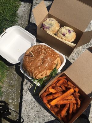 take out
burger, sweet potato fries and blueberry cupcakes at Veggiezz - Am Salzgriess in Vienna