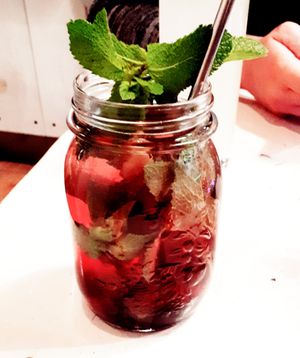 Bebida de hibisco con menta y jengibre at Veggiezz - Am Salzgriess in Vienna