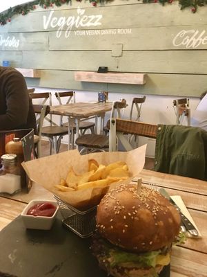 Farmer Burger 🍔 🌱 at Veggiezz - Am Salzgriess in Vienna
