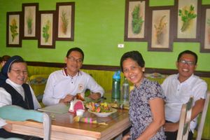 with my vegetarian friends at Buzzz Cafe in Tagbilaran
