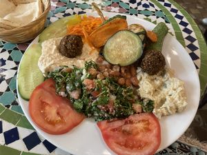 Groschen: taboulé, humus, falafel, vegetables, carrot salad  at Habibi in Cologne