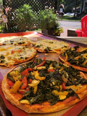 Vegan vegetarian pizza at Que de Bonnes Choses in Hudson