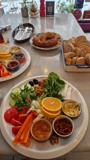 Jelan at KafeNAsanat in Istanbul