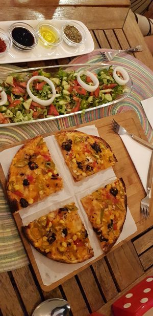 Pizza and salad at KafeNAsanat in Istanbul