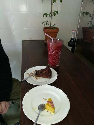 Smoothy and cake at Green Queen in Malmo