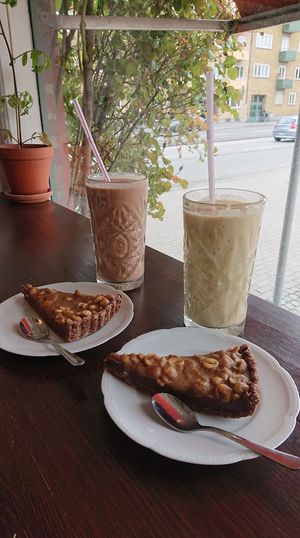 Hazelnut chocolate pie with smoothies at Green Queen in Malmo