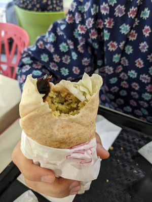 Sandwich falafel at Nilufar in Montreal