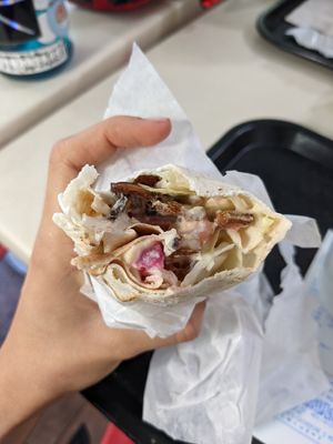 Pita mushwarma (champignons shitake marinés) at Nilufar in Montreal