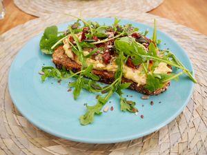 Tostada de hummus, tomate seco y rúcula at Dona Flor Cafe in Cascais