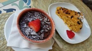 Mousse de chocolate y bizcocho de naranja at Dona Flor Cafe in Cascais