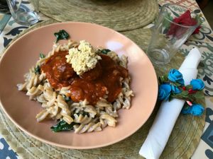 Plato del día - pasta con albóndigas veganas at Dona Flor Cafe in Cascais
