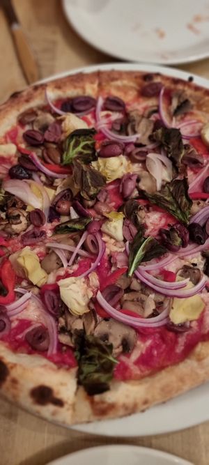 Vegan primavera. Worth asking for pepper and chilli flakes to spice it up a bit and give it a bit more flavour. Was tasty at Famoso Neapolitan Pizzeria in Jasper