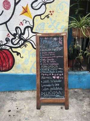 Sign outside at Kome Vegan in Valparaiso