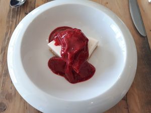 Gâteau au fauxmage ! Une autre merveille pour les papilles ! 💜 at L'ilot in Levis