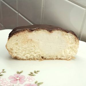 Donut "Boston Cream" - inside #Veganuary at Brammibal's Donuts - Maybachufer in Berlin