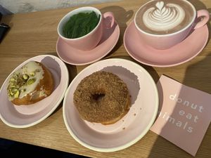 White Chocolate Pistacchio and Spekulatius Donut / Peppermint Tea and Hot Chocolate 😍 at Brammibal's Donuts - Maybachufer in Berlin