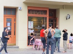 from outside,... many customers;) at Brammibal's Donuts - Maybachufer in Berlin