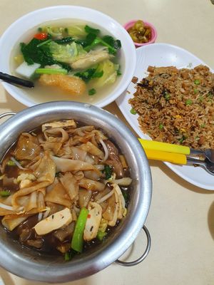 Love the claypot hor fun and olive fried rice. Cheap and good!!! Service is good too and food came out hot and fast. at Ru Lai 如来斋 in Central Singapore
