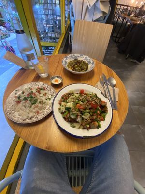 Ensalada y estofado de judias rojas at La Hummuseria in Madrid