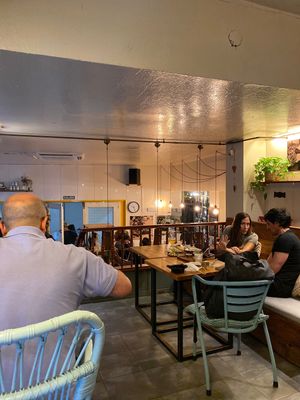 La sala su due livelli.... at La Hummuseria in Madrid