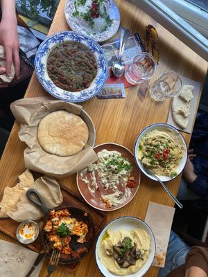 Hummus coliflor , Hummus con champiñones , Special Khoresht Sabzi , Shakshuka at La Hummuseria in Madrid
