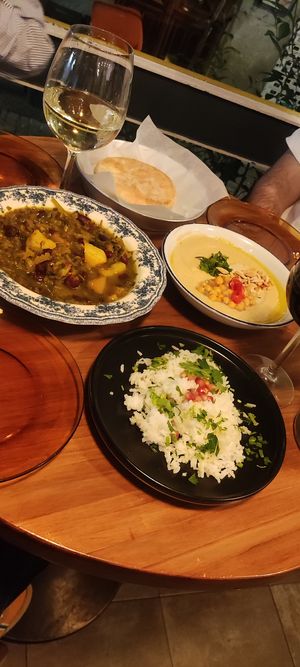 Estofado con arroz y hummus clásico at La Hummuseria in Madrid