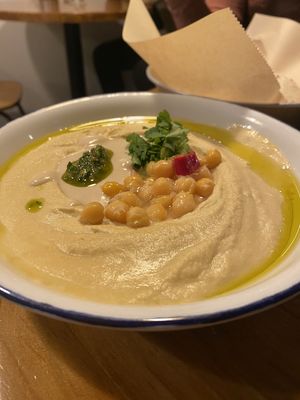 El sitio a mi gusto es muy lindo y tiene un ambiente que a lo personal me agrada, la comida siempre esta muy buena, sin duda no es la primera vez que he ido pero lo que si está cl at La Hummuseria in Madrid