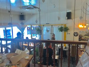 Local. @drnicosoto at La Hummuseria in Madrid