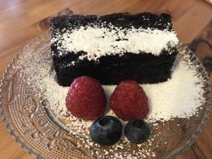 Bizcocho de chocolate y plátano at La Hummuseria in Madrid