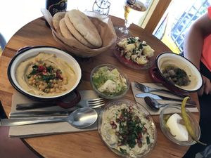 Menú del dia. Plato de humus, tapas, pitas y bebidas. Incluye postre at La Hummuseria in Madrid