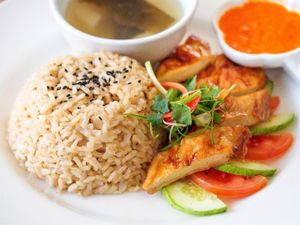 AENON HEALTH KITCHEN MULTI-GRAIN ROASTED ‘CHICKEN’ RICE:  Layers of tasty beancurd sheets folded by hand, with fragrant ginger rice…its chilli sauce is the star of this dish!  Vegan...no deep-fried...less oil...less salt...your healthier choice!
 
HEALTH TIP:  Ginger has a long history of use for relieving digestive problems such as nausea, loss of appetite, motion sickness and pain.  Source:  Google.
 at Newstart Health Kitchen in Cheras