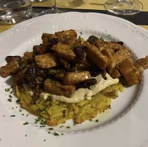 Tempeh con funghi shiitake su rosti’ di patate  at Mezzaluna in Turin