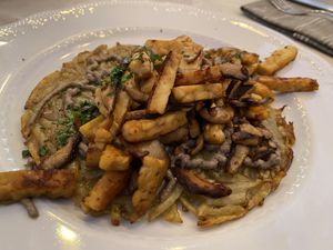 Tempeh e funghi su rosti di patate   at Mezzaluna in Turin