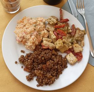 Lenticchie tandoori, tofu al forno con pomodorini, anacardi (e non ricordo), insalata russa 😋 at Mezzaluna in Turin
