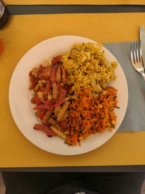 Plate with 3 choices : whole rice, carrot and seaweed salad, tempeh with paprika and tomatoes at Mezzaluna in Turin